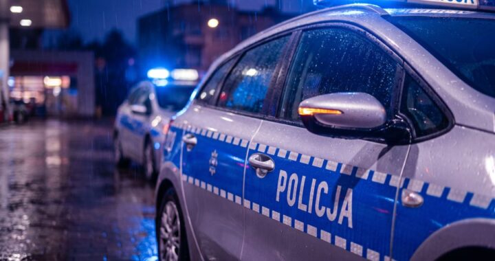 policja-zabezpiecza-bro---i-amunicj---u-mieszka--c-auto-12055